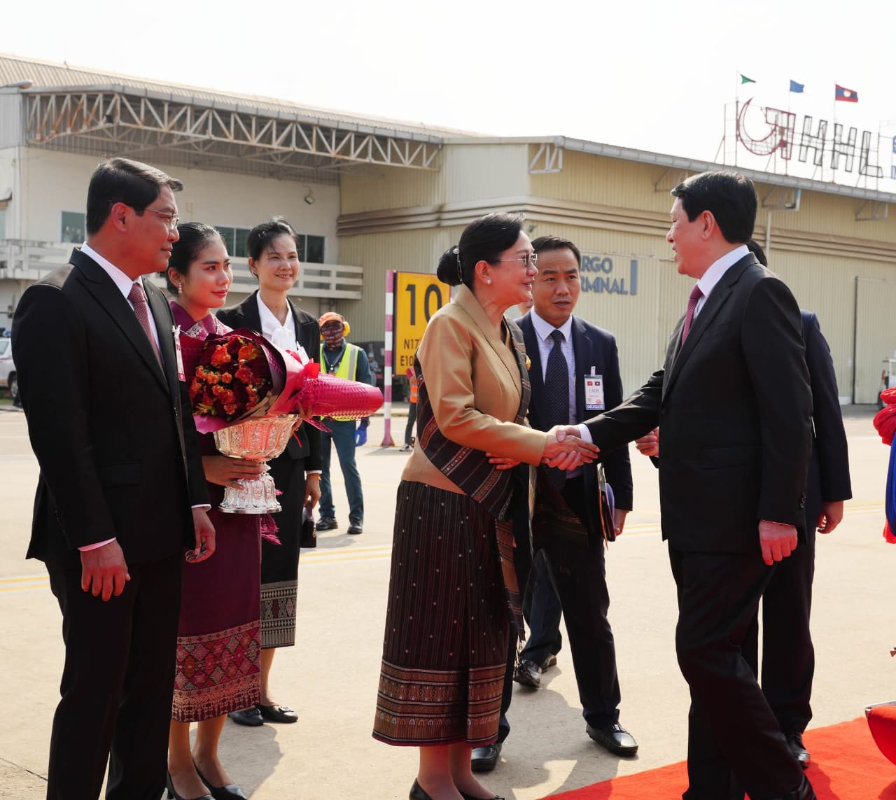 ພິທີຕ້ອນຮັບ ປະທານປະເທດ ແຫ່ງ ສສ. ຫວຽດນາມ ເດີນທາງມາເຖິງ ນະຄອນຫຼວງວຽງຈັນ 