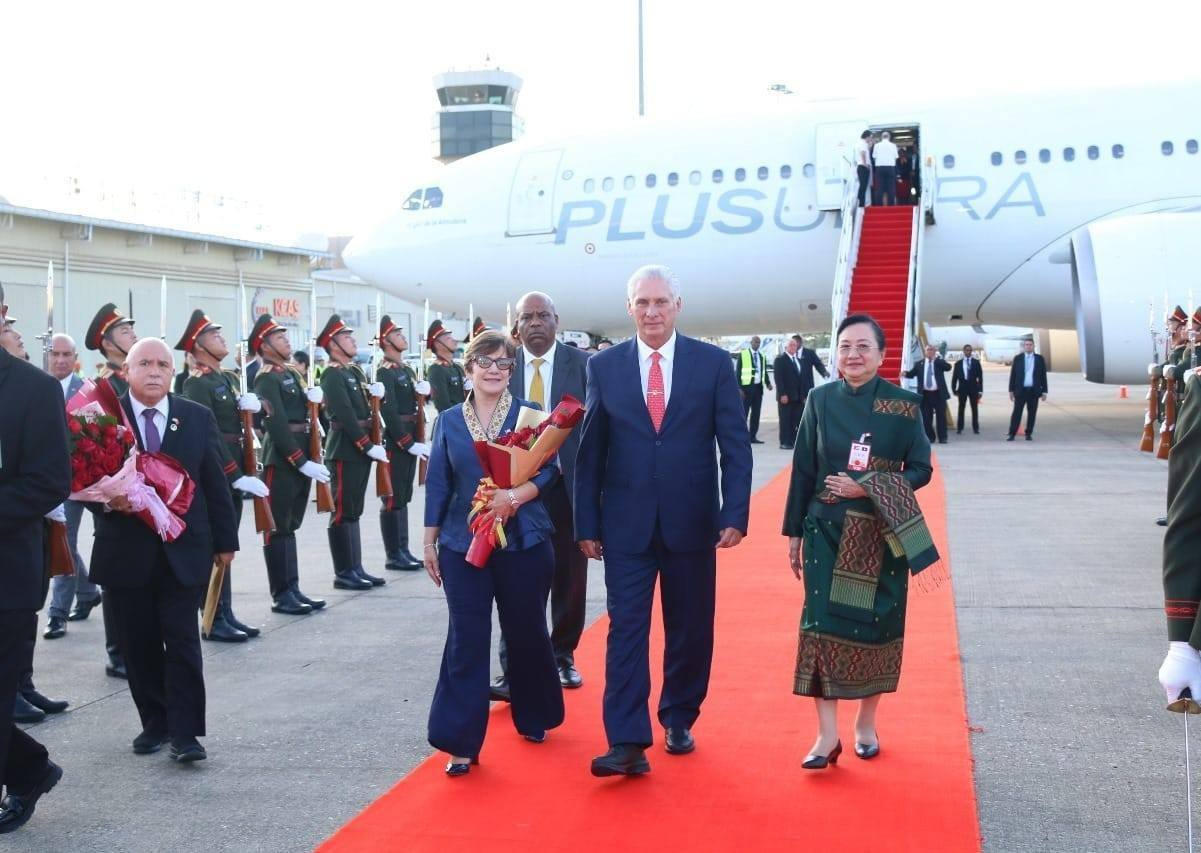 ຫົວໜ້າ ຫສປທ ຕ້ອນຮັບ ທ່ານປະທານປະເທດ ແຫ່ງ ສ ກູບາ ທີ່ສະໝາມບິນ