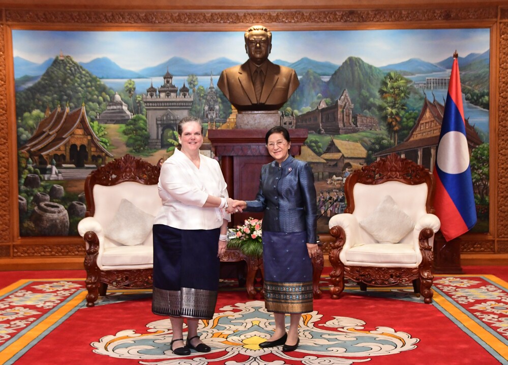 ຮອງປະທານປະເທດ ຕ້ອນຮັບທູດສະຫະລັດ ອາເມຣິກາ ເຂົ້າຢ້ຽມຂໍ່ານັບອໍາລາ