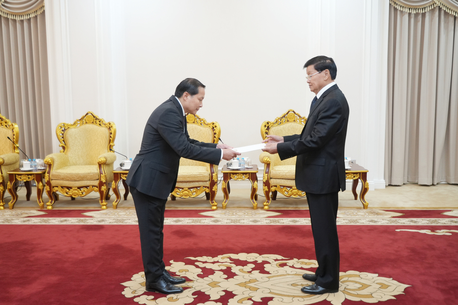 ປະທານປະເທດ ມອບສານຕາຕັ້ງໃຫ້ທູດລາວ ໄປປະຈຳຢູ່ຕ່າງປະເທດ