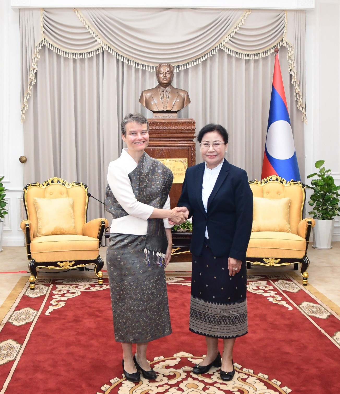 ຮອງປະທານປະເທດ ຕ້ອນຮັບທູດອັງກິດ ເຂົ້າຢ້ຽມຂໍ່ານັບອຳລາ